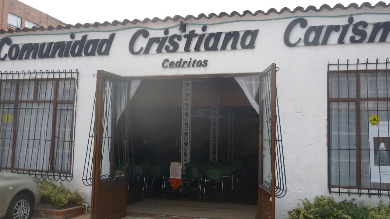 Las puertas de la iglesia abiertas, en la Carrera 13 #144-20