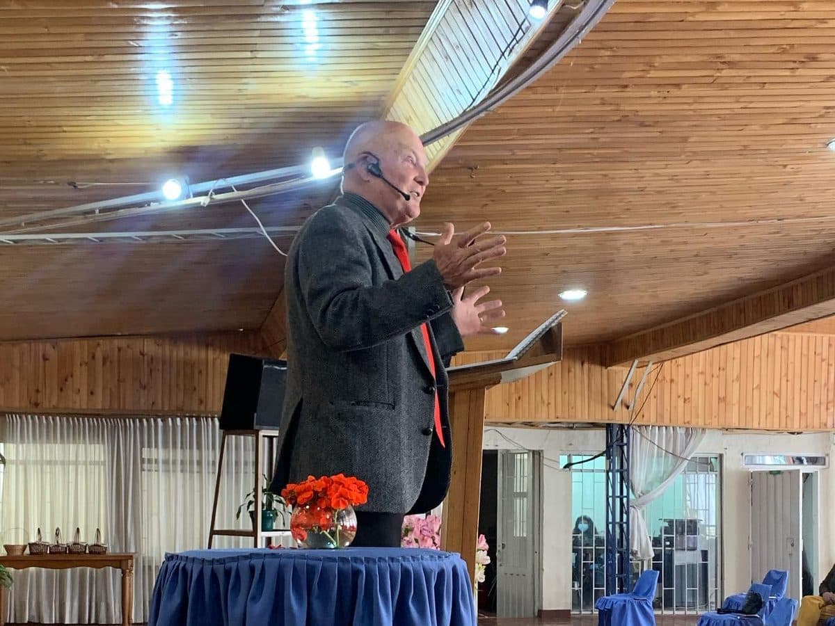 El pastor predicando