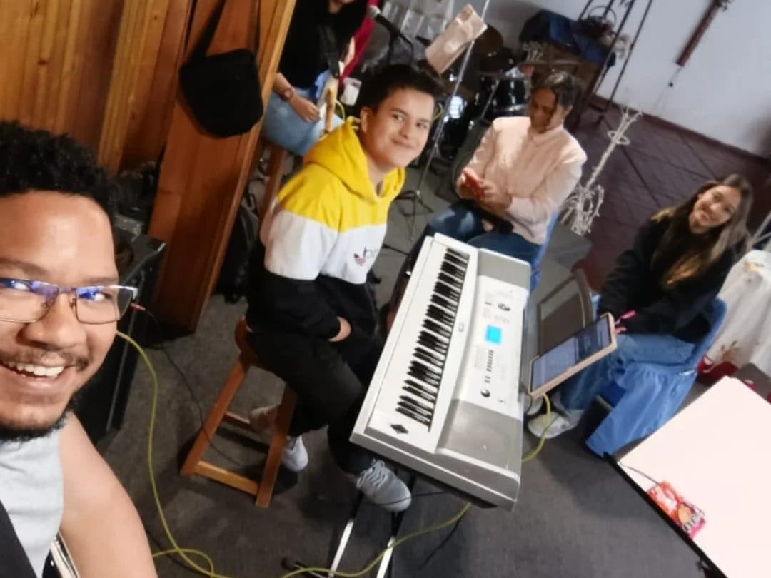 Ensayo del grupo de alabanza