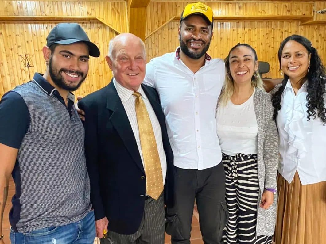 El pastor con jóvenes de la iglesia