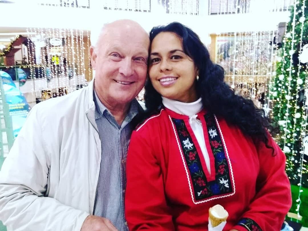 Los pastores Samuel Bernhard y Karen Murcia de Bernhard, sonriendo juntos